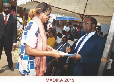 La-Présidente-du-GIE-MADIKA-remettant-son-discours-au-Mincommerce